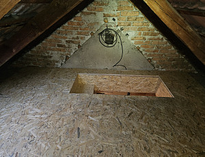 Zateplení stropu rodinného domu pomocí foukané izolace